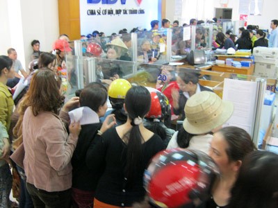 Victims of Quang Ngai market fire receive compensation money (Photo: SGGP)